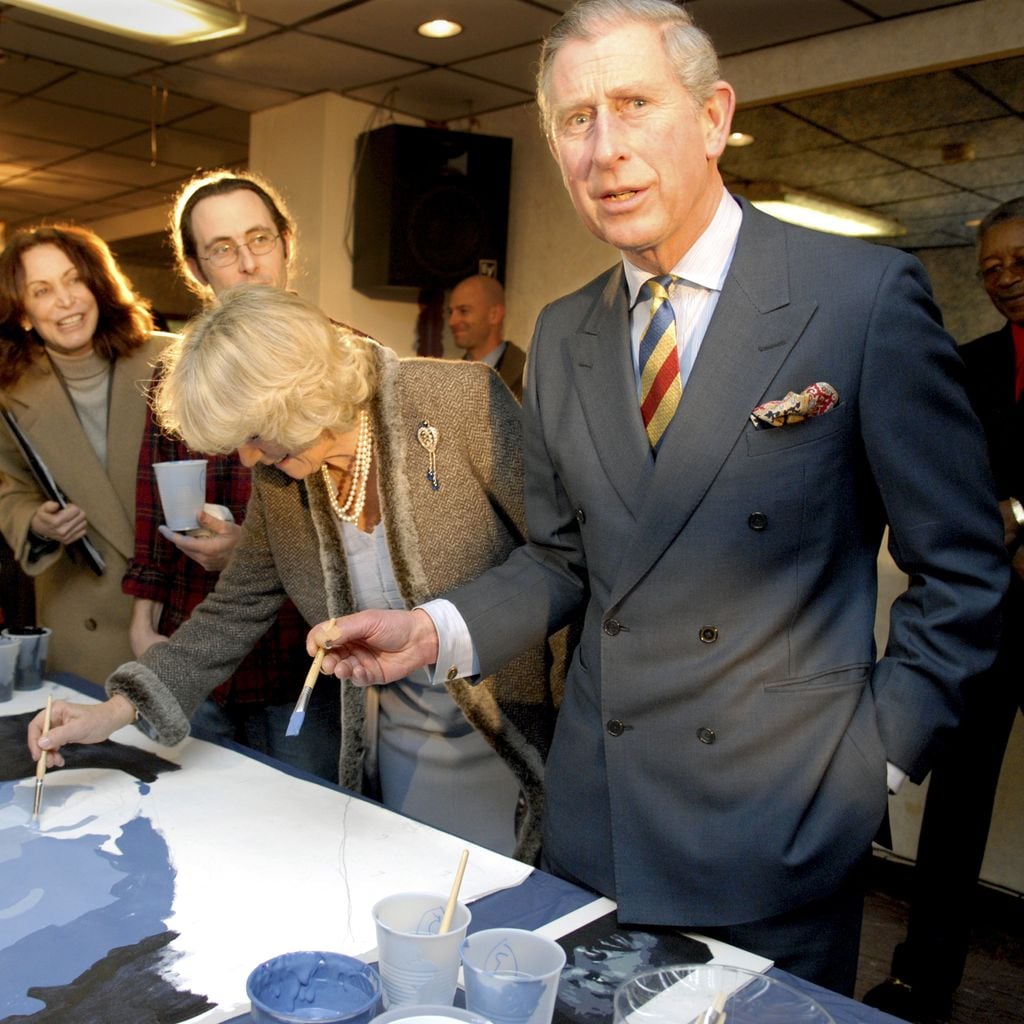 Der damalige Prinz Charles und Camilla Parker-Bowles helfen in der Heavenly Hall Church in Philadelphia beim Malen eines Wandgemäldes, Januar 2007