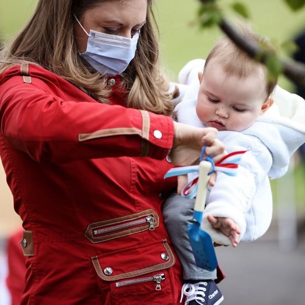 Prinz Charles von Luxemburg auf dem Arm seiner Mama Stéphanie
