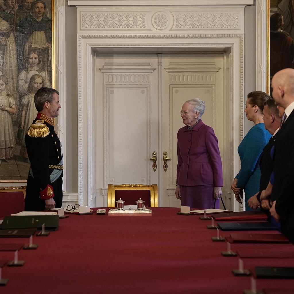 Prinz Frederik und Königin Margrethe bei der Staatsratsitzung