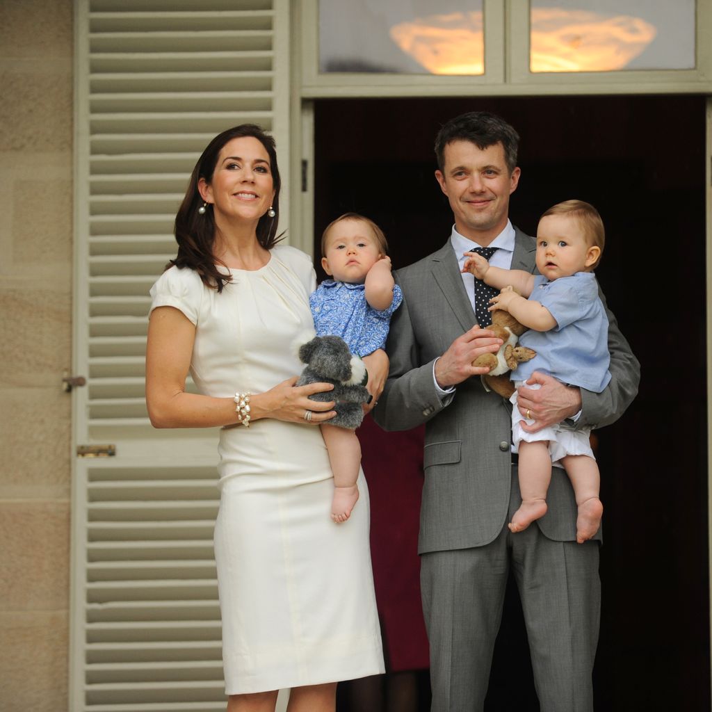 Prinz Frederik und Prinzessin Mary von Dänemark mit ihren Zwillingen, 2011