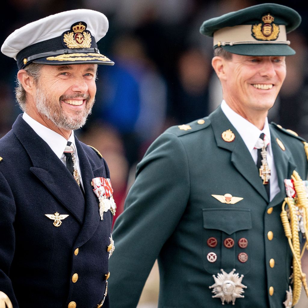 König Frederik mit seinem Bruder Prinz Joachim, August 2022