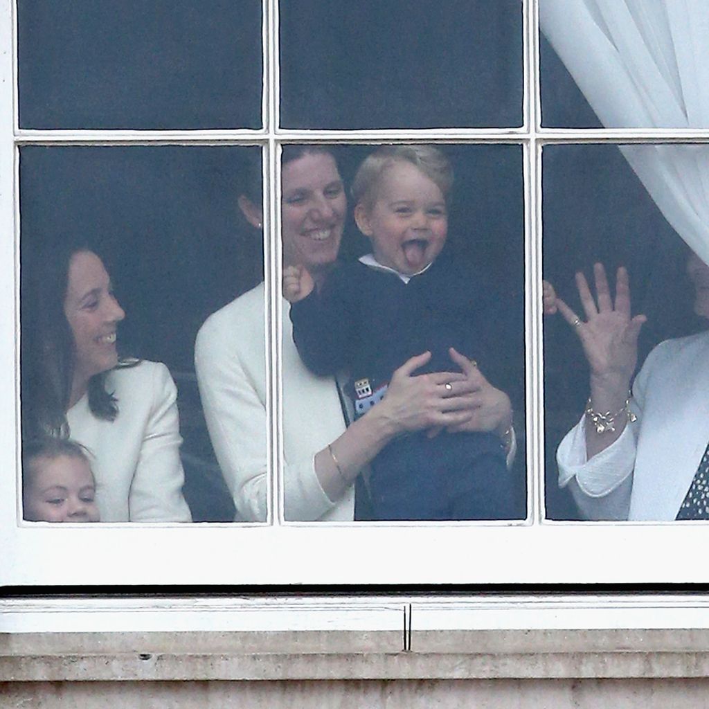 Prinz George von Cambridge winkt mit Maria Teresa Turrion Borrallo beim Trooping the Colour im Buckingham-Palast