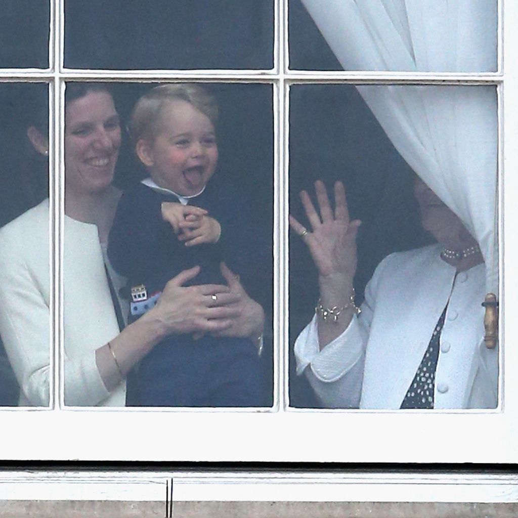 Prinz George winkt vom Fenster des Buckingham Palace, gehalten von Maria Teresa Turrion Borrallo