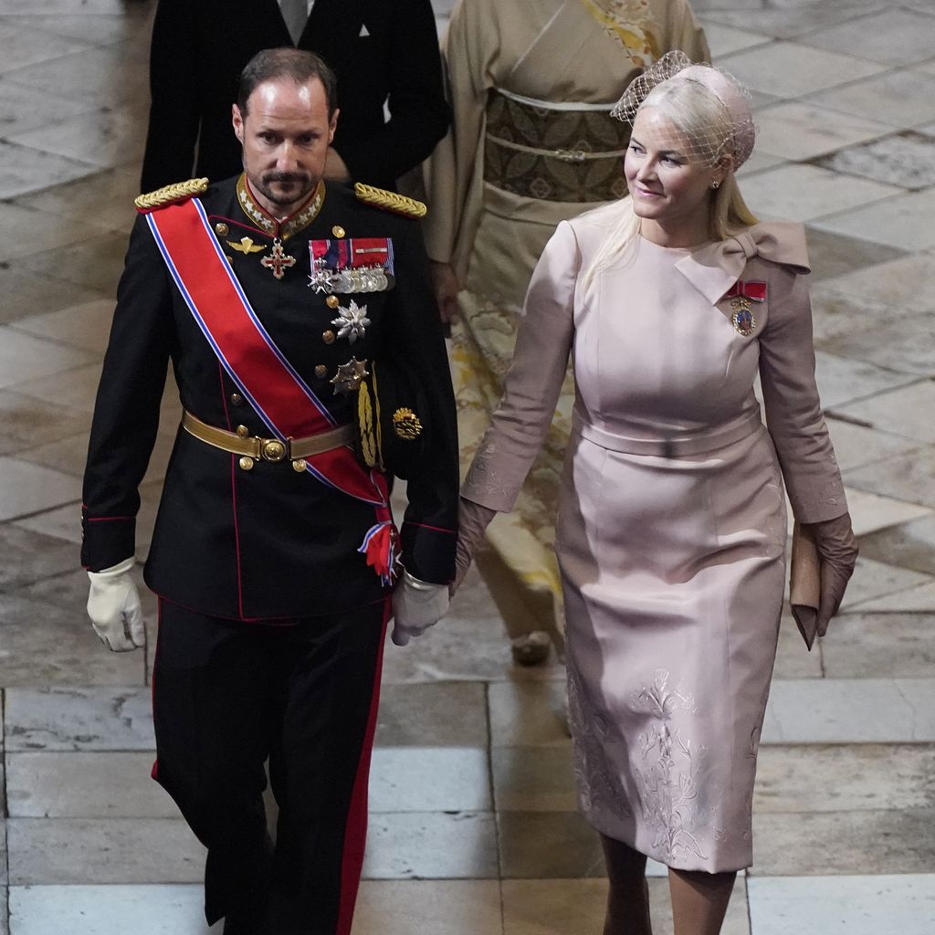 Kronprinz Haakon mit Kronprinzessin Mette-Marit bei der Krönung