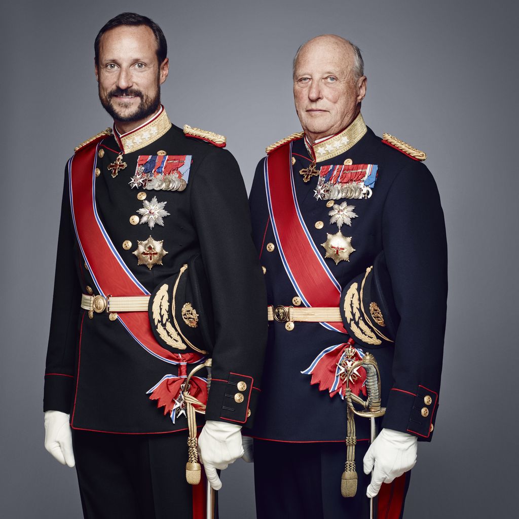 Prinz Haakon mit seinem Vater König Harald von Norwegen