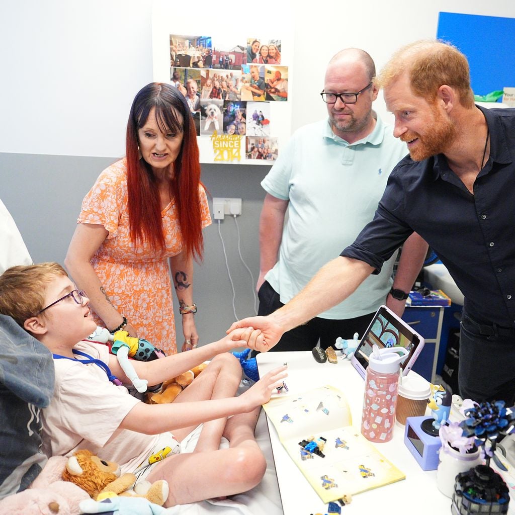 Prinz Harry mit Kelly Hill und Stuart Hill und Alec Hill anlässlich 20 Jahre WellChild Nurse