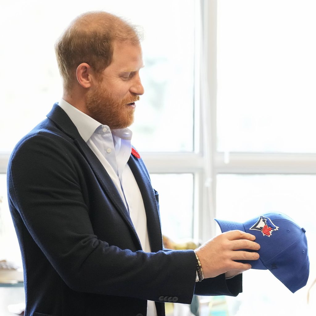 Prinz Harry mit einer Toronto-Blue-Jays-Kappe bei einem Besuch in Toronto am 6. November 2025