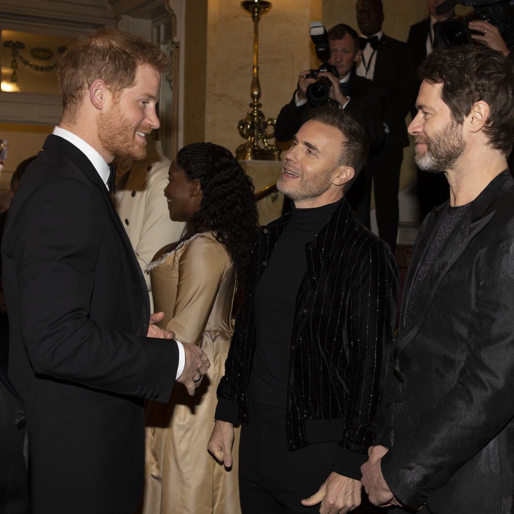 Prinz Harry mit Gary Barlow, Howard Donald und Mark Owen von der Boyband Take That