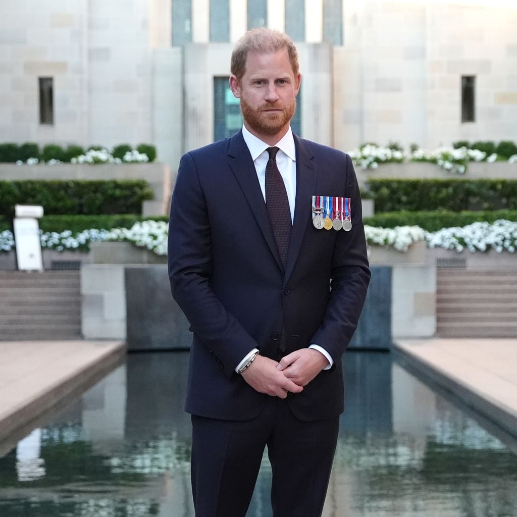 Prinz Harry steht am Pool of Reflection des Australian War Memorial in Canberra