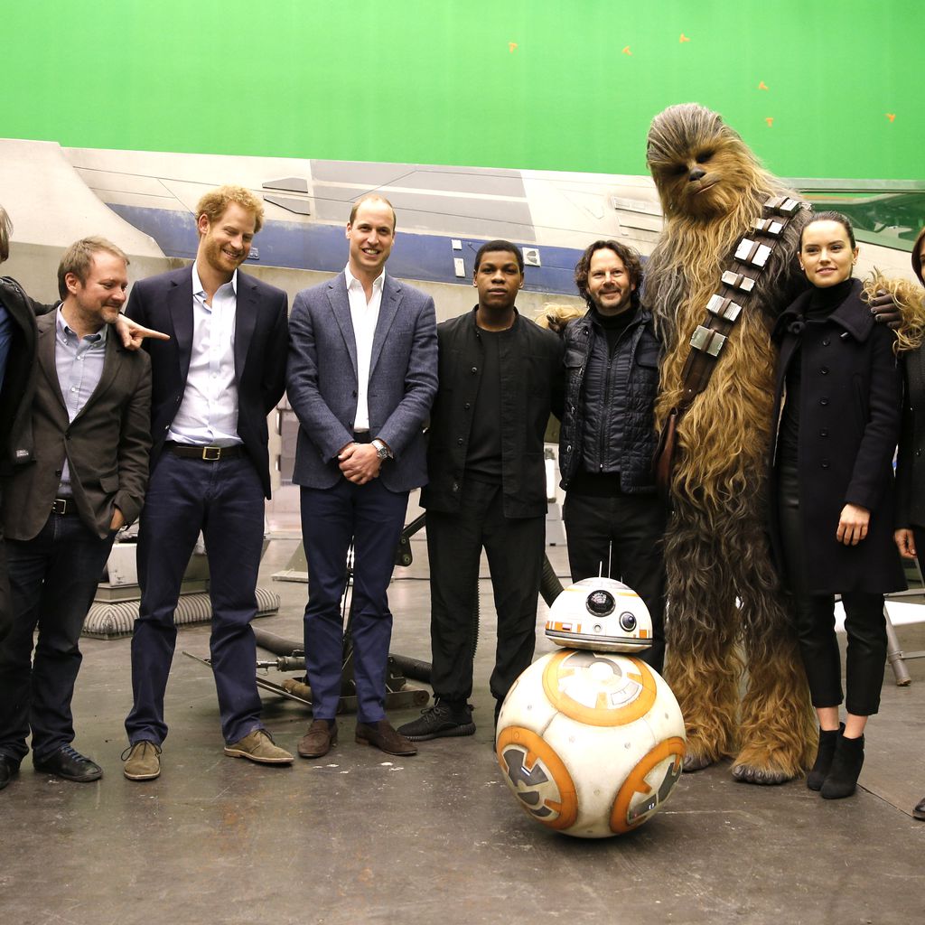 Prinz Harry und Prinz William mit der "Star Wars"-Crew