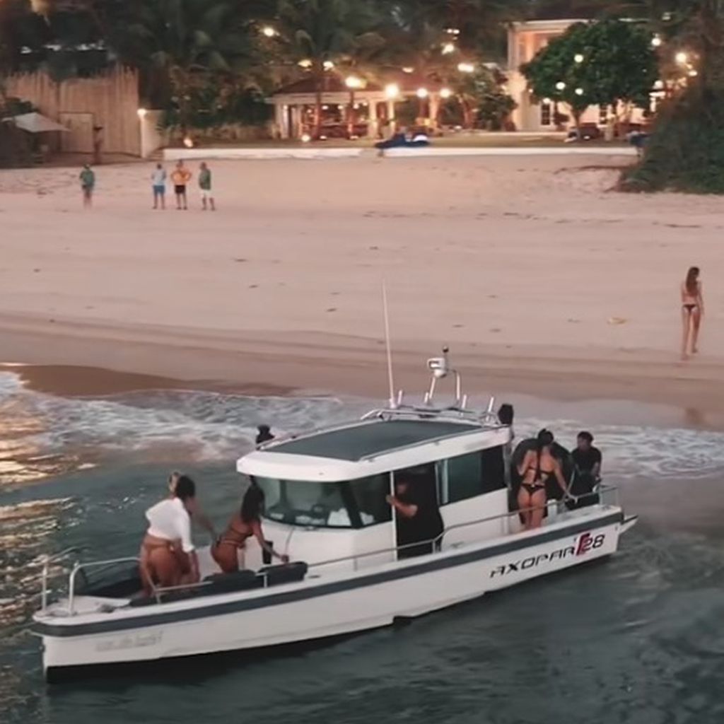 Prinz Marcus mit seiner Crew am "Promis unter Palmen"-Drehort