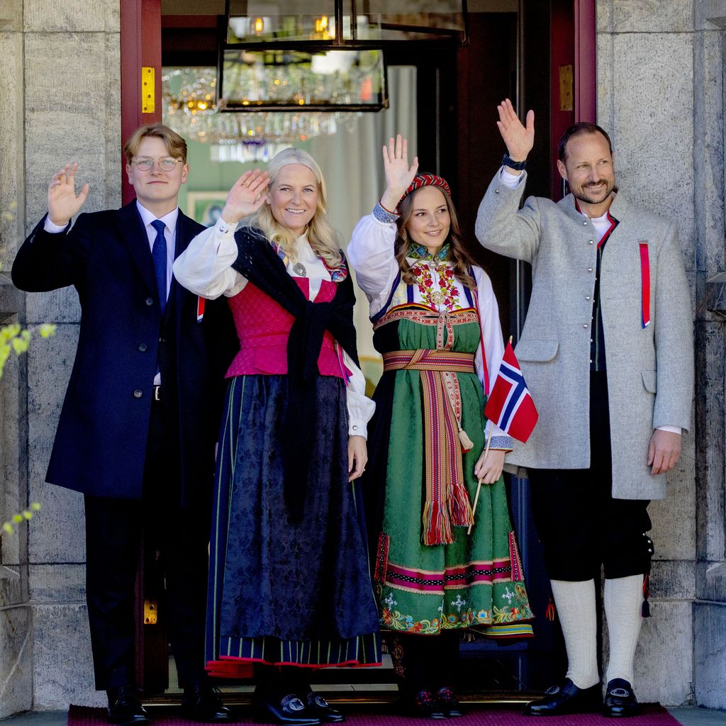 Prinz Sverre Magnus, Mette-Marit, Prinzessin Ingrid Alexandra und Prinz Haakon am Nationalfeiertag