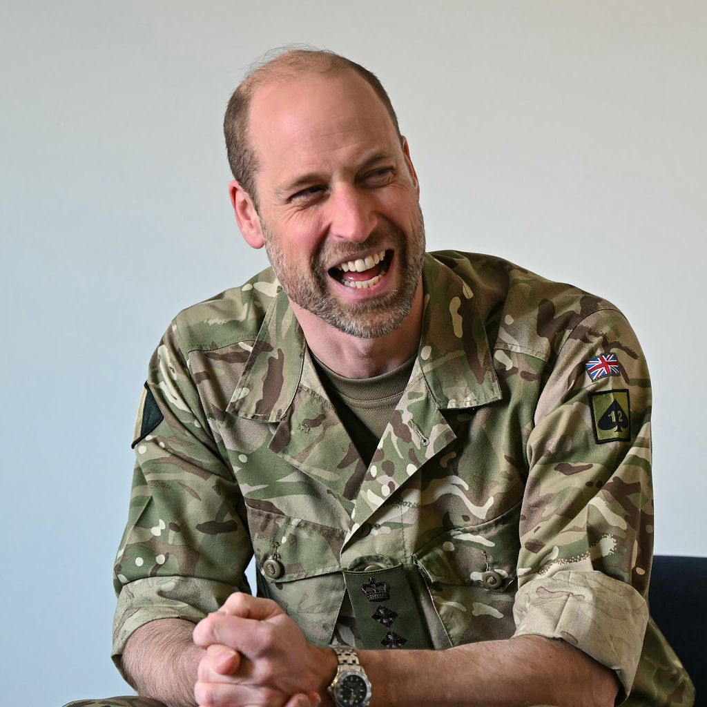 Prinz William lacht beim Besuch des 1st Battalion Mercian Regiment in Bulford, Wiltshire