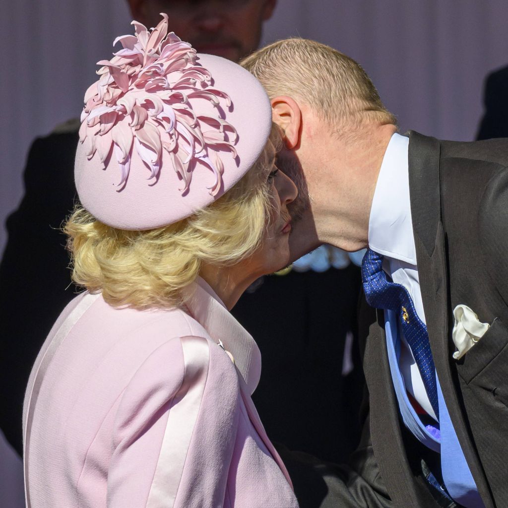 Prinz William begrüßt Königin Camilla auf Schloss Windsor