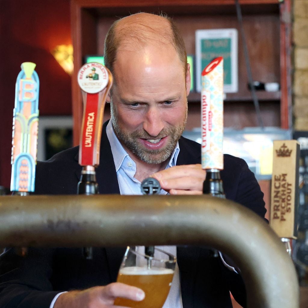 Prinz William zapft ein Bier im The Prince of Peckham Pub in London