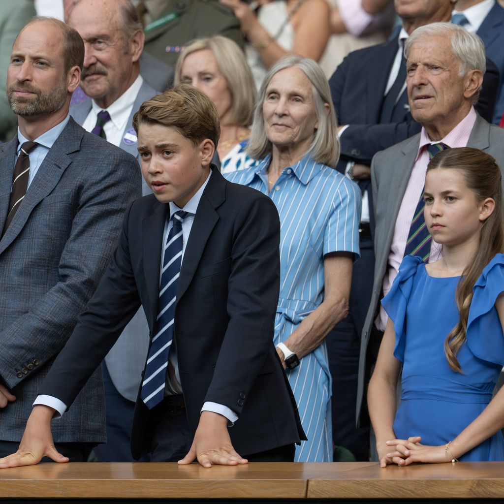 Prinz William gemeinsam mit seinen Kindern Prinz George und Prinzessin Charam beim Wimbledon-Finale 2026 im All England Lawn Tennis and Croquet Club,