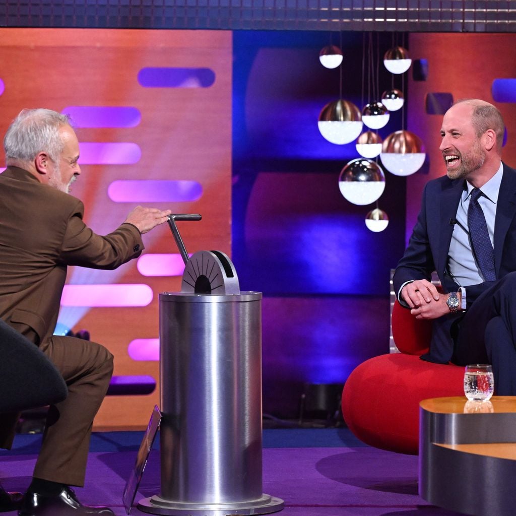 Prinz William lacht im Gespräch mit Graham Norton bei einem Auftritt in dessen BBC-Show
