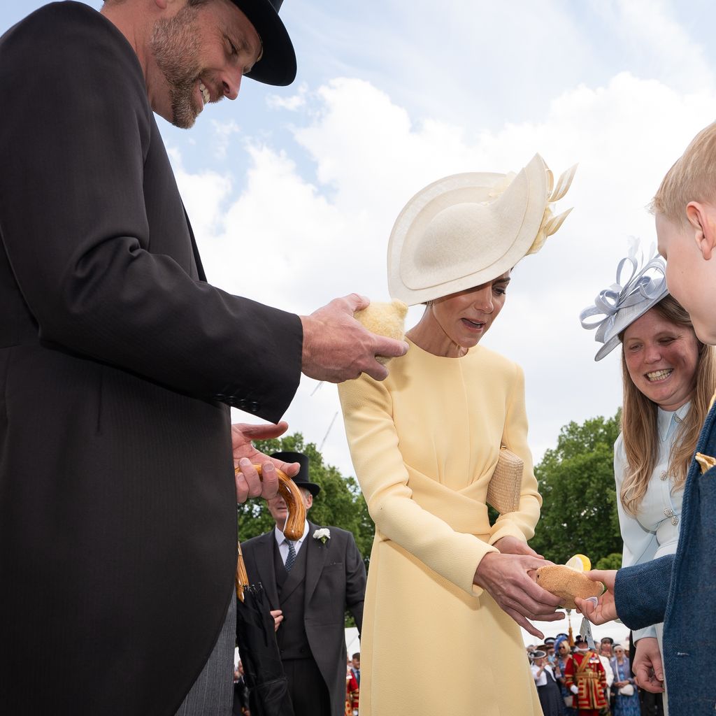 Prinz William und Prinzessin Kate bekommen ein Geschenk auf der Royal Garden Party