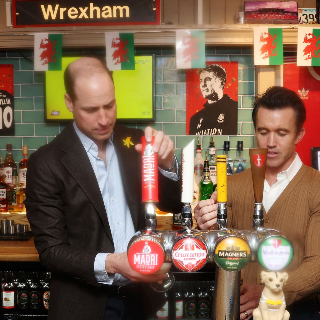 Prinz William und Rob McElhenney beim Bierzapfen
