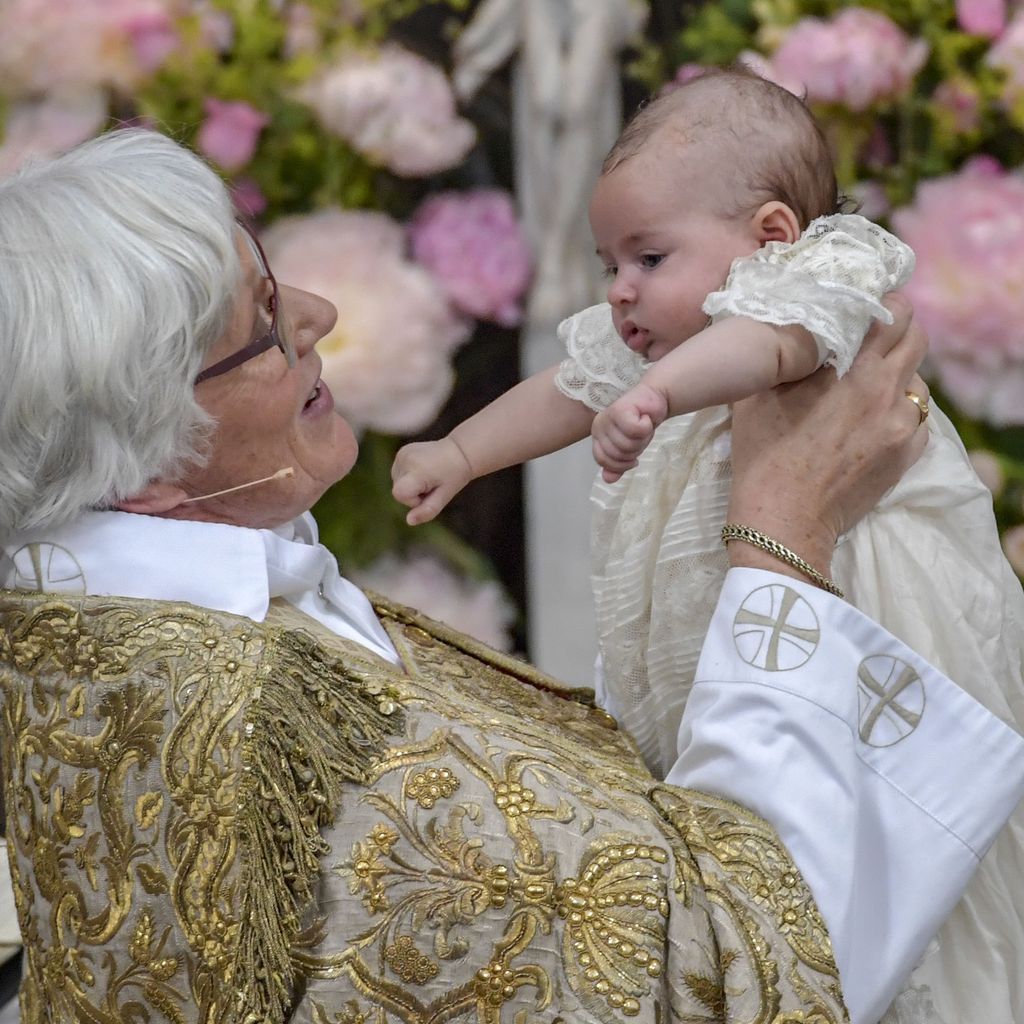 Prinzessin Adrienne von Schweden mit der Pastorin bei ihrer Taufe
