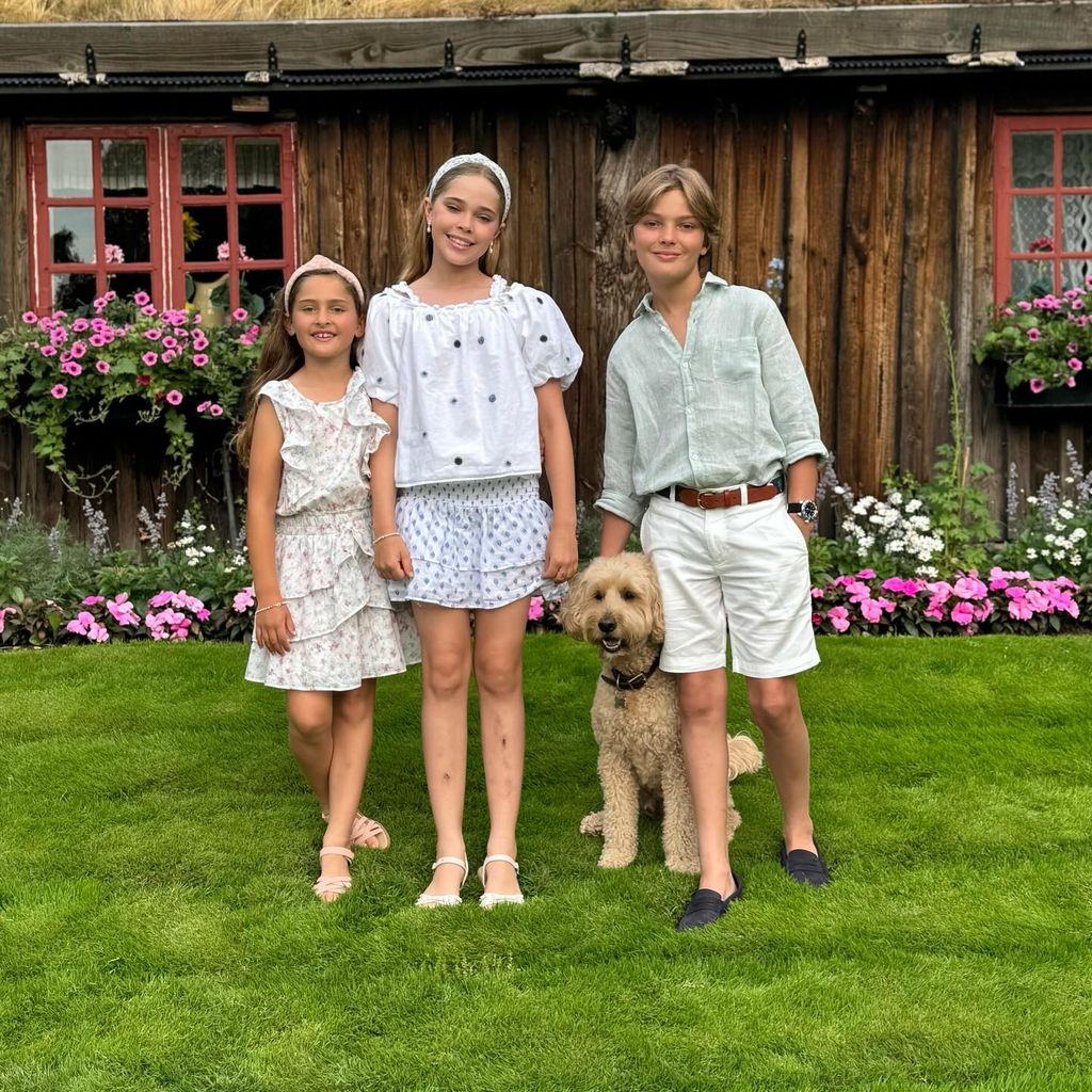 Prinzessin Adrienne, Prinzessin Leonore und Prinz Nicolas mit ihrem Hund Teddy
