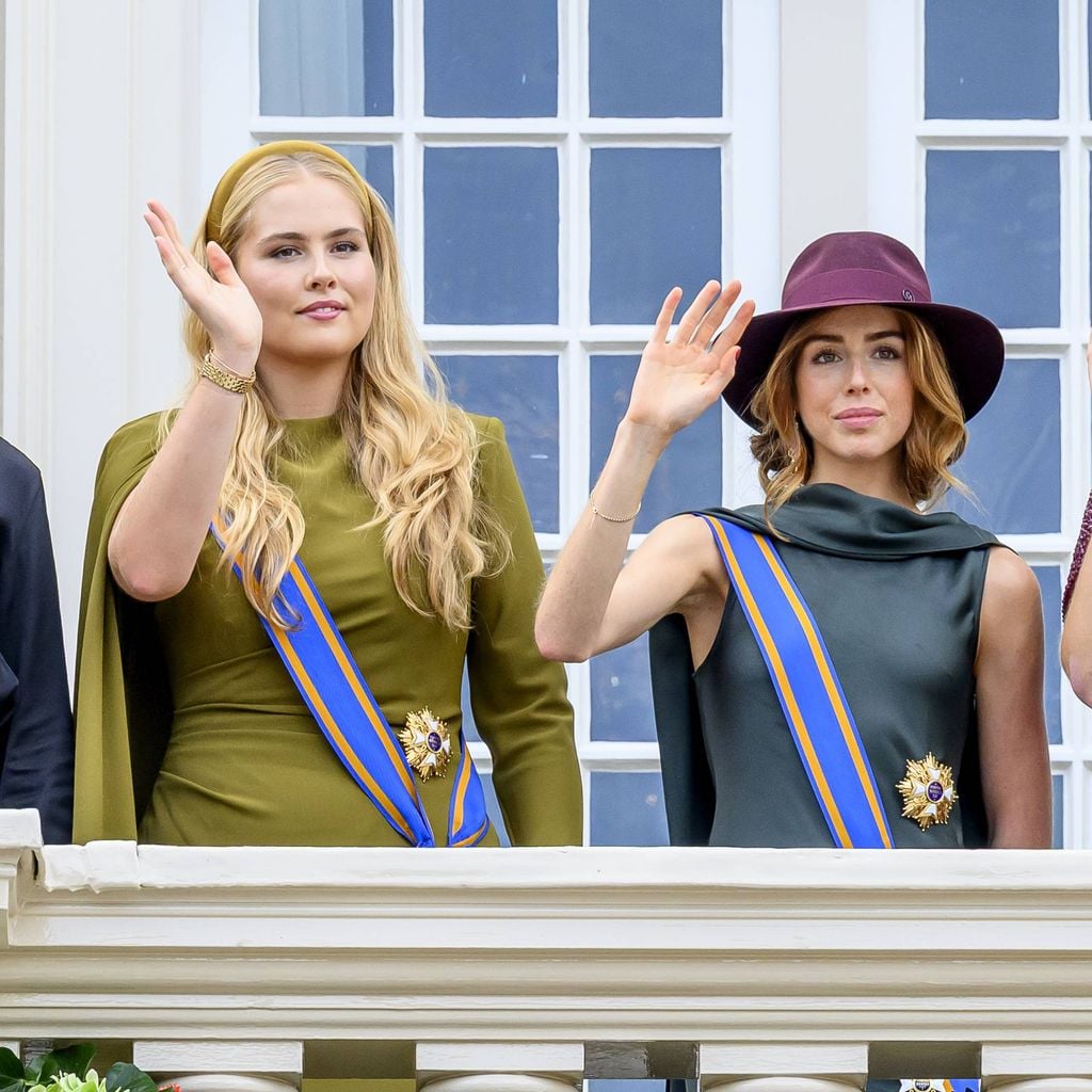 Prinzessin Amalia, Prinzessin Ariane und Prinzessin Alexia grüßen vom Balkon des Paleis Noordeinde am Prinsjesdag in Den Haag