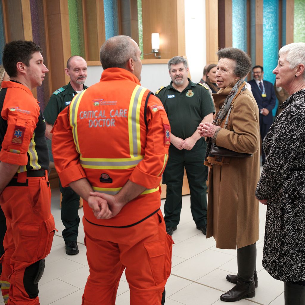 Prinzessin Anne bedankt sich beim Team des Southmead Krankenhauses in Bristol, Februar 2025