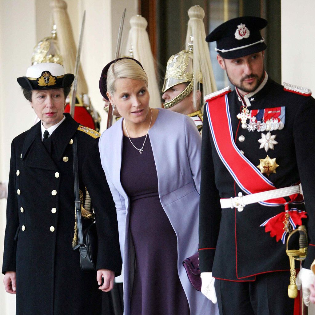 Prinzessin Anne mit Kronprinzessin Mette-Marit und Kronprinz Haakon bei der Ehrenwache am Buckingham-Palast, London, 25. Oktober 2005