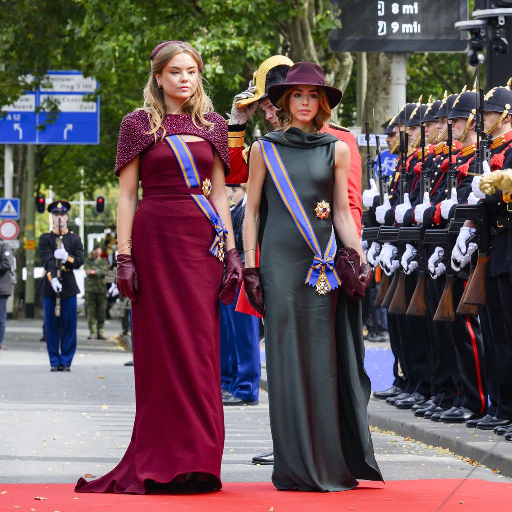 Prinzessin Ariane und Prinzessin Alexia salutieren beim Prinsjesdag in Den Haag dem königlichen Banner