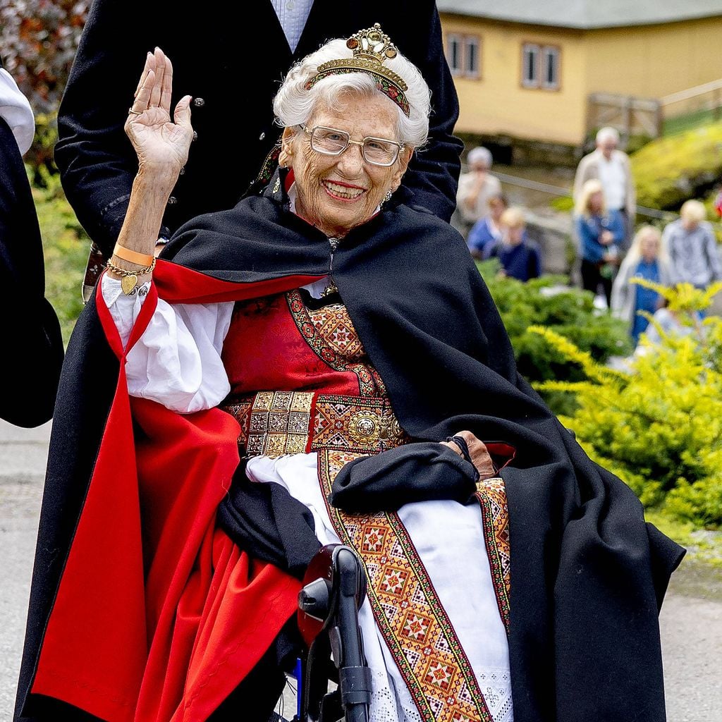 Prinzessin Astrid trifft nach der Hochzeit von Prinzessin Märtha Louise und Durek Verrett am Hotel Union ein