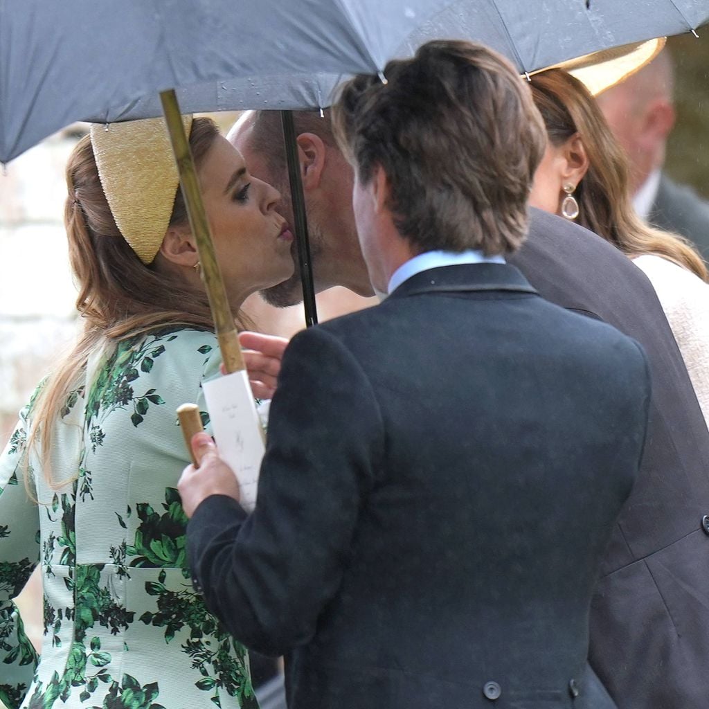 Prinzessin Beatrice begrüßt Prinz William bei der Hochzeit von Peter Phillips und Harriet Sperling in der All Saints Church in Kemble, Gloucestershire