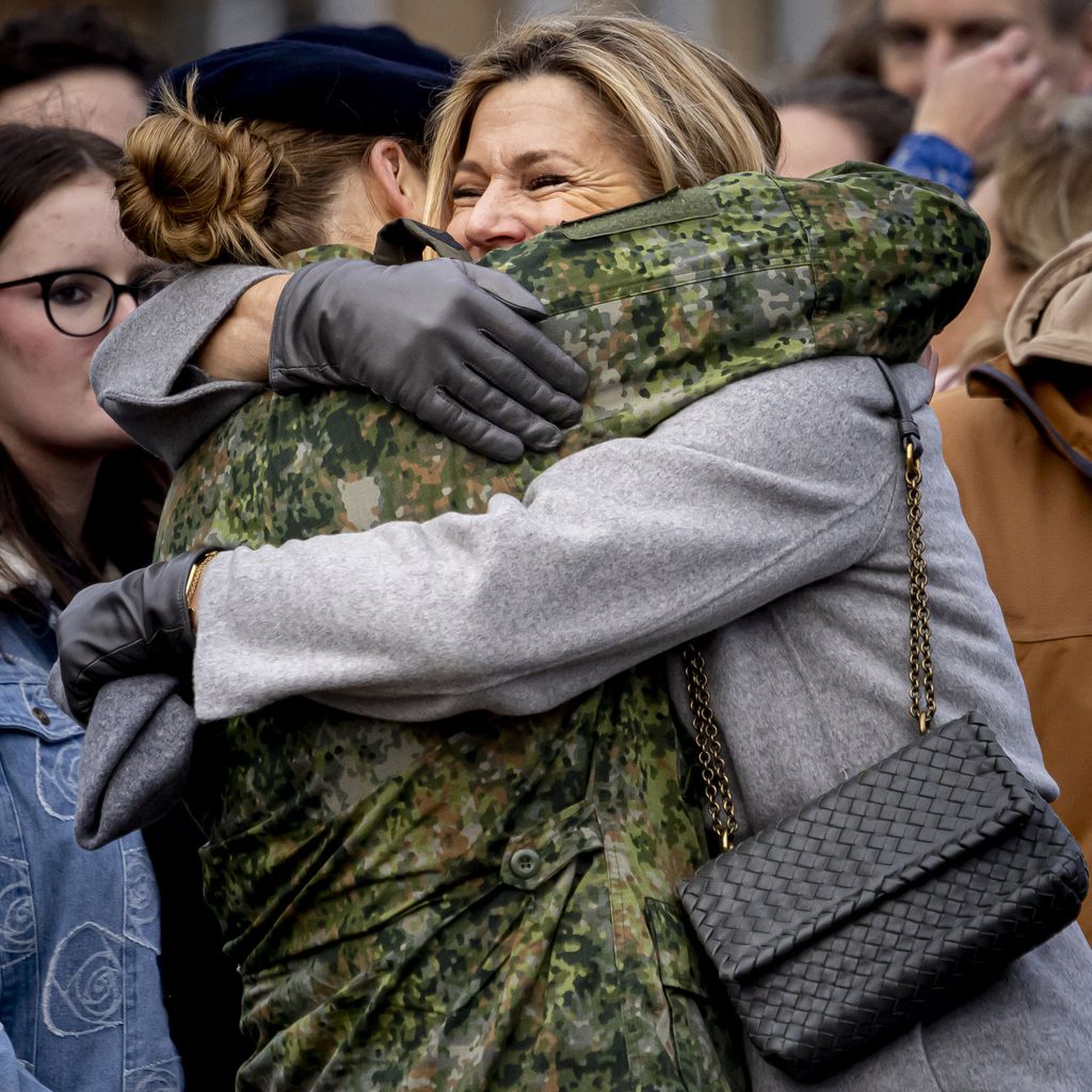 Prinzessin Amalia und Königin Máxima nach dem Abschluss ihrer Allgemeinen Militärischen Ausbildung in Ermelo