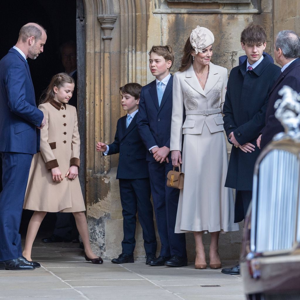 Prinzessin Charlotte, Catherine, Prinz George, Prinz Louis, Prinz William und James, Earl of Wessex beim Ostergottesdienst in Windsor