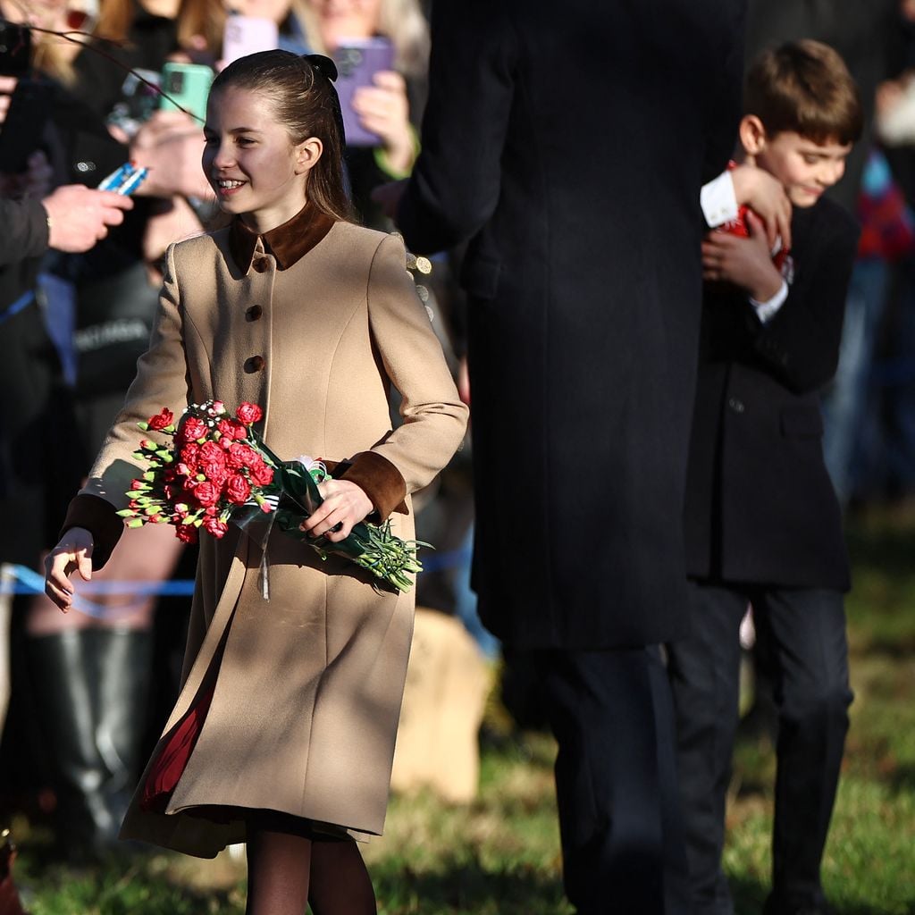 Prinzessin Charlotte und Prinz Louis grüßen nach dem Weihnachtsgottesdienst in Sandringham die Wartenden
