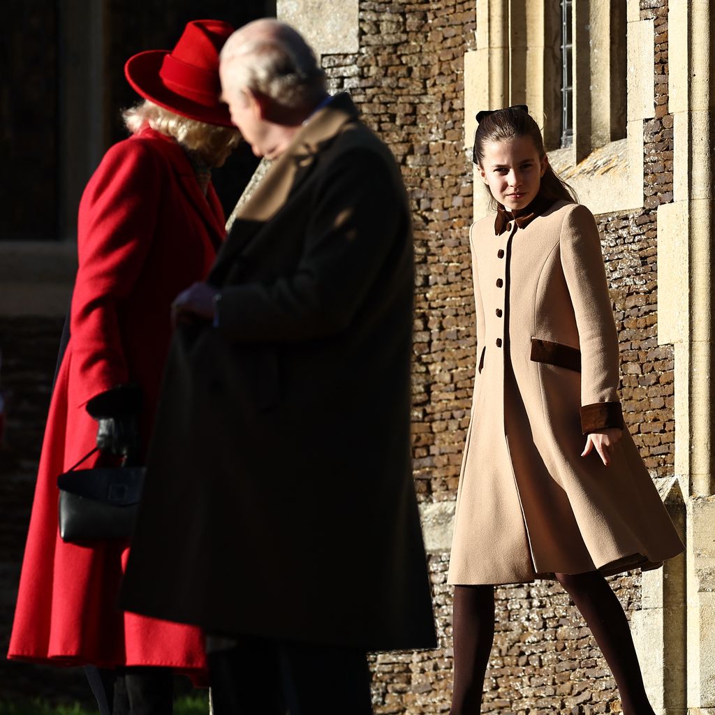 König Charles III., Königin Camilla und Prinzessin Charlotte nach dem Weihnachtsgottesdienst in St. Mary Magdalene, Sandringham