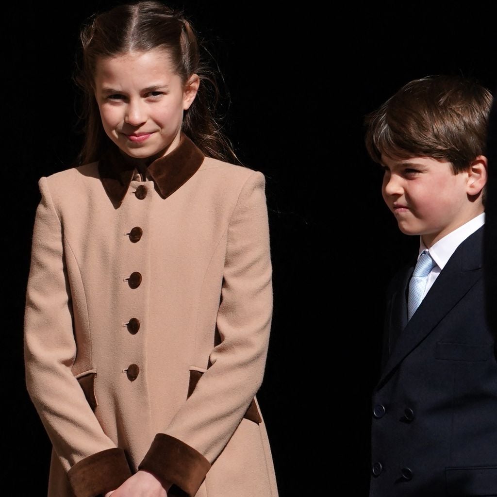 Prinzessin Charlotte von Wales und Prinz Louis von Wales vor der St George’s Chapel beim Ostergottesdienst in Windsor