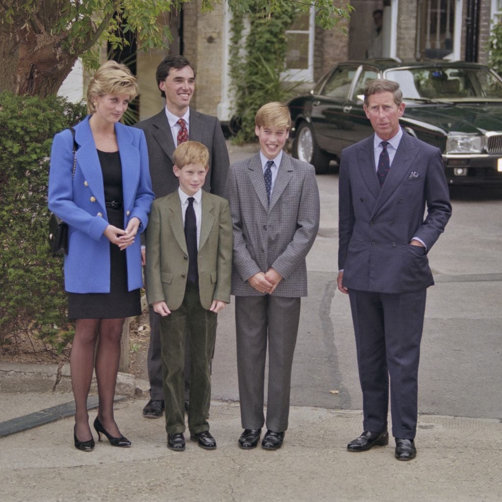 Prinzessin Diana, Prinz Harry, Prinz William und Prinz Charles mit dem Direktor des Eton College an Williams ersten Schultag