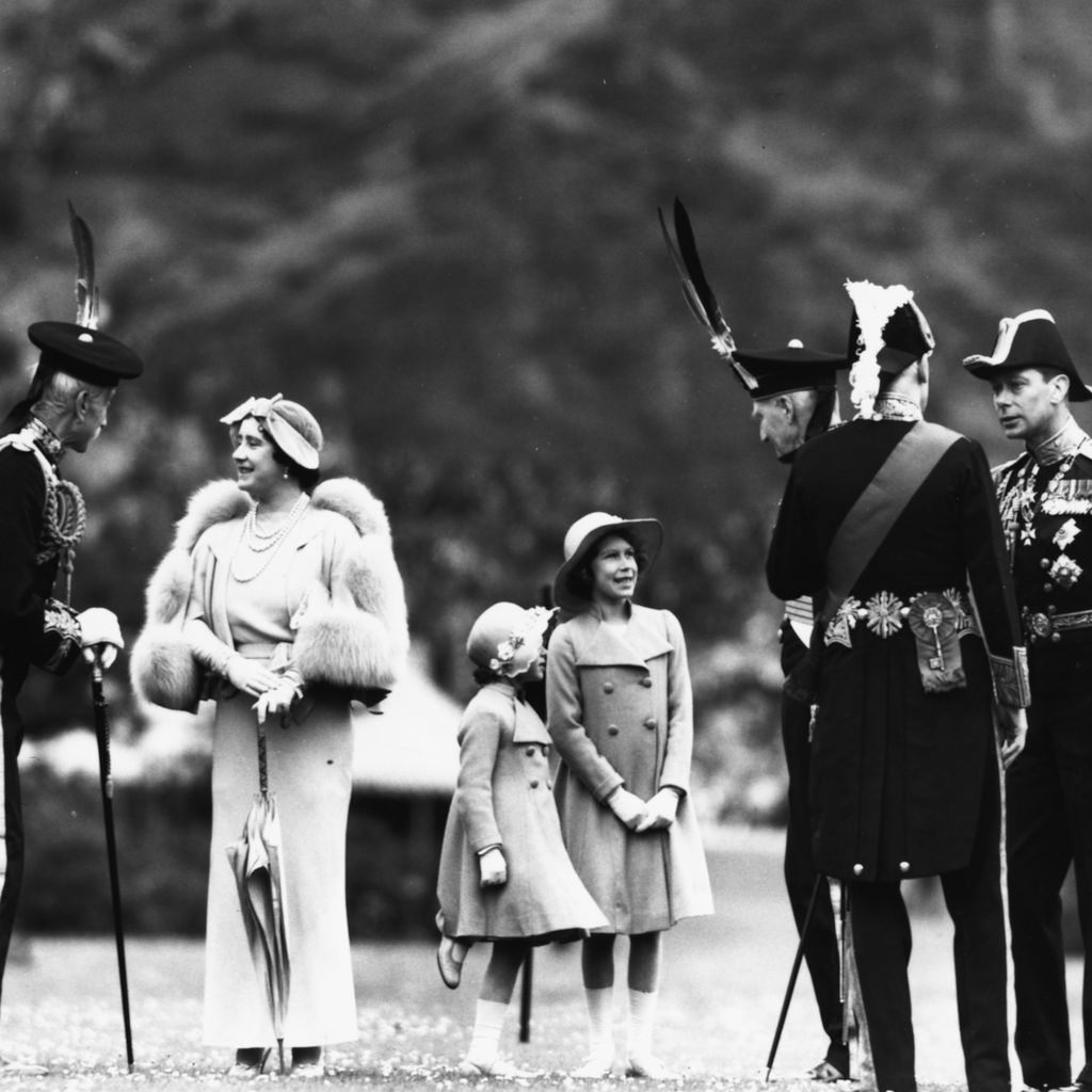 Prinzessin Elizabeth, Prinzessin Margaret und ihre Eltern 1937