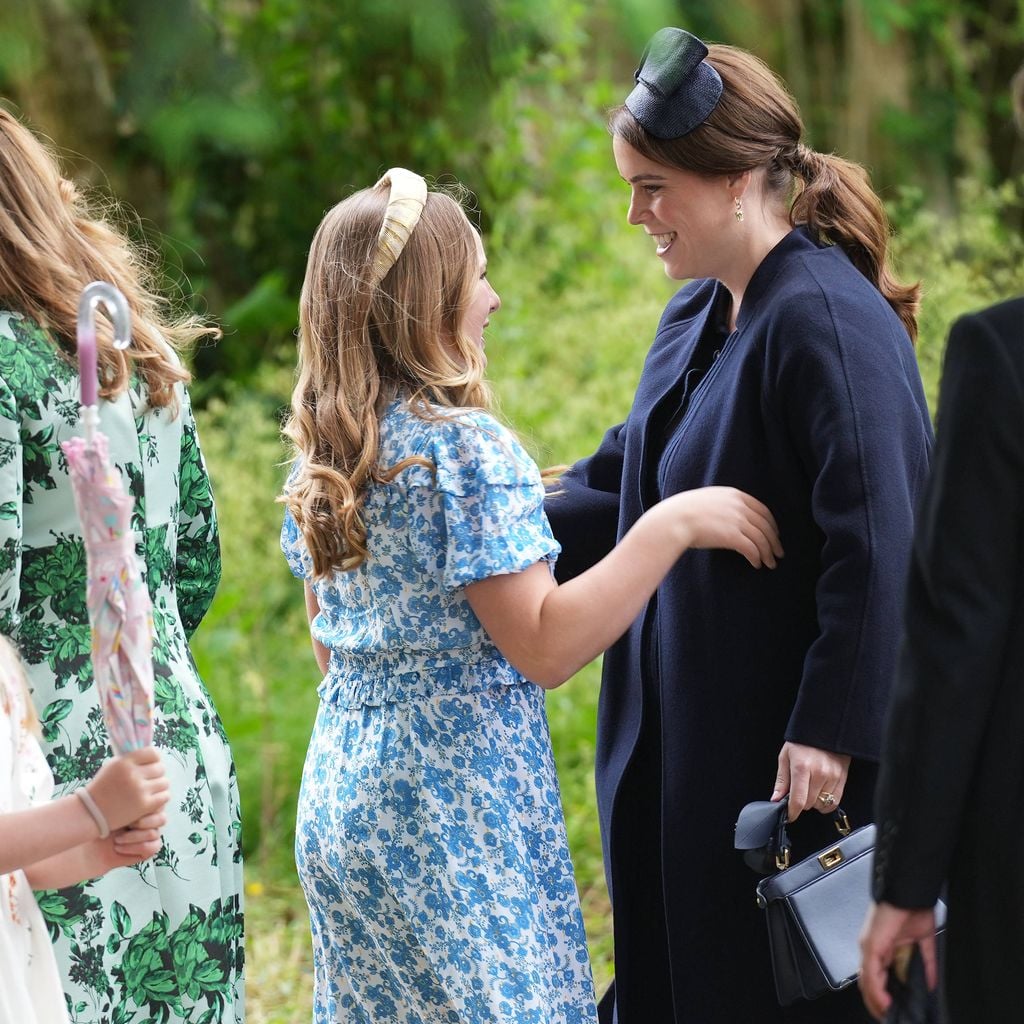 Prinzessin Eugenie und Mia Tindall begrüßen sich bei der Hochzeit von Harriet Sperling und Peter Phillips in Kemble, Gloucestershire, 6. Juni 2026