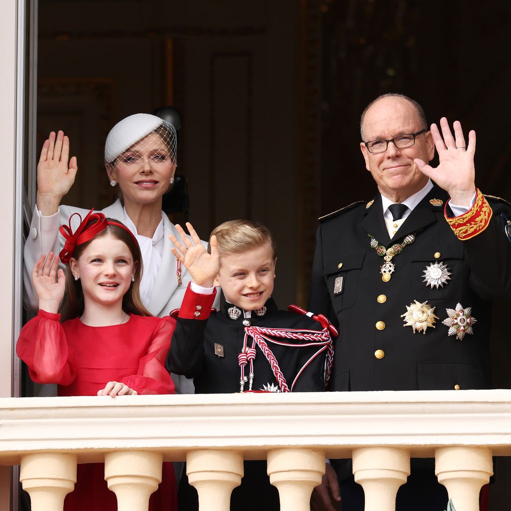 Prinzessin Gabriella, Fürstin Charlène, Erbprinz Jacques und Fürst Albert II. grüßen am Nationalfeiertag Monacos 2025