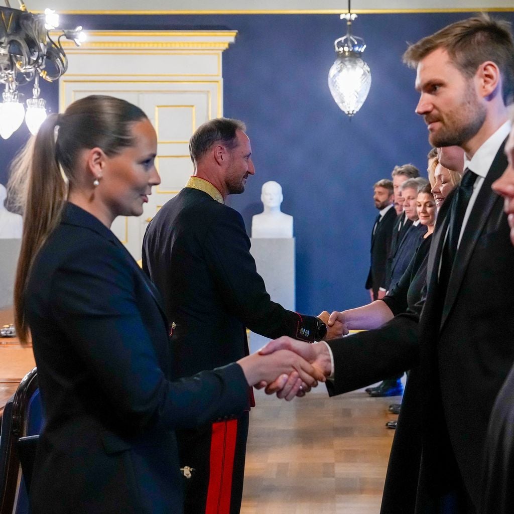 Prinzessin Ingrid Alexandra und König Haakon geben Regierungsmitgliedern nach dem Tod von König Harald V die Hand im Schloss Oslo
