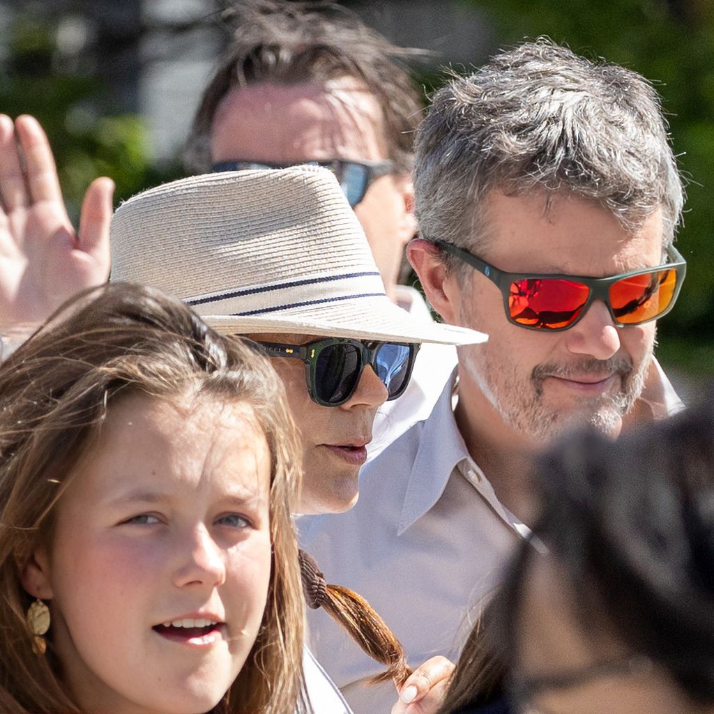 Prinzessin Isabella, Prinzessin Mary und Prinz Frederik am Flughafen in Neuseeland, Dezember 2023