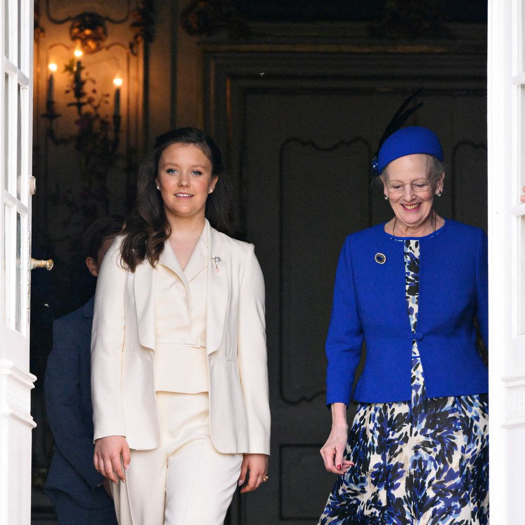 Prinzessin Isabella und Königin Margrethe von Dänemark im April 2022