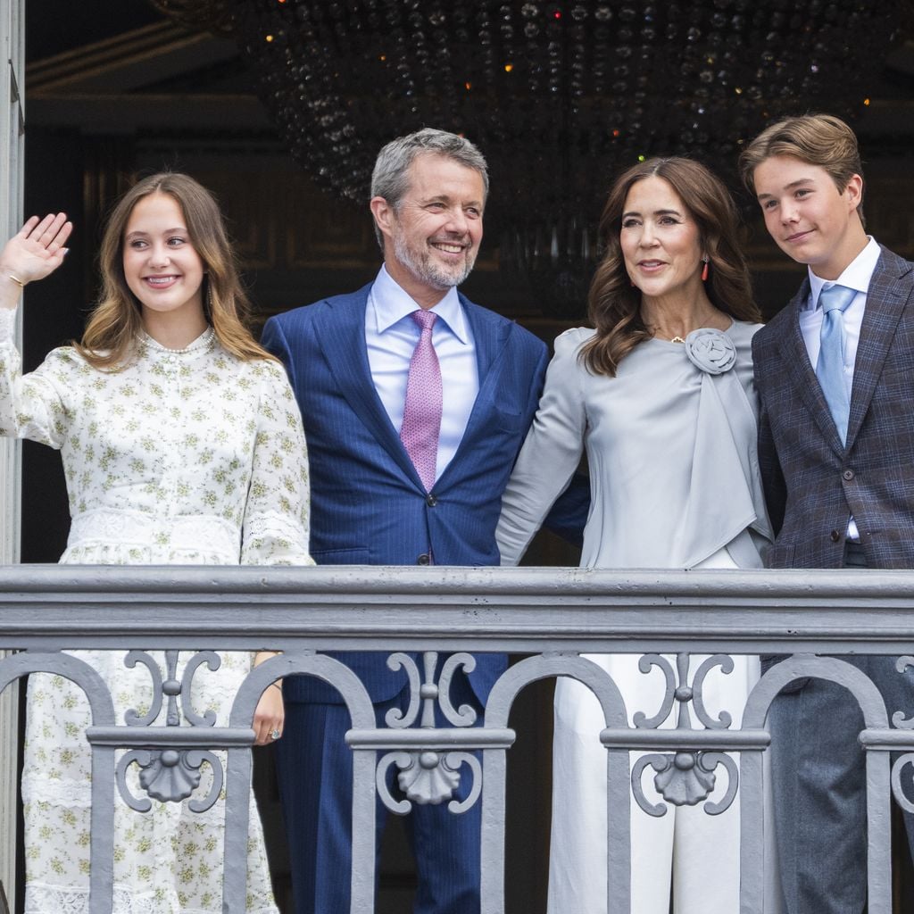 König Frederik X., Königin Mary, Prinzessin Josephine und Prinz Vincent beim Geburtstagsauftritt am Amalienborg in Kopenhagen, Mai 2026
