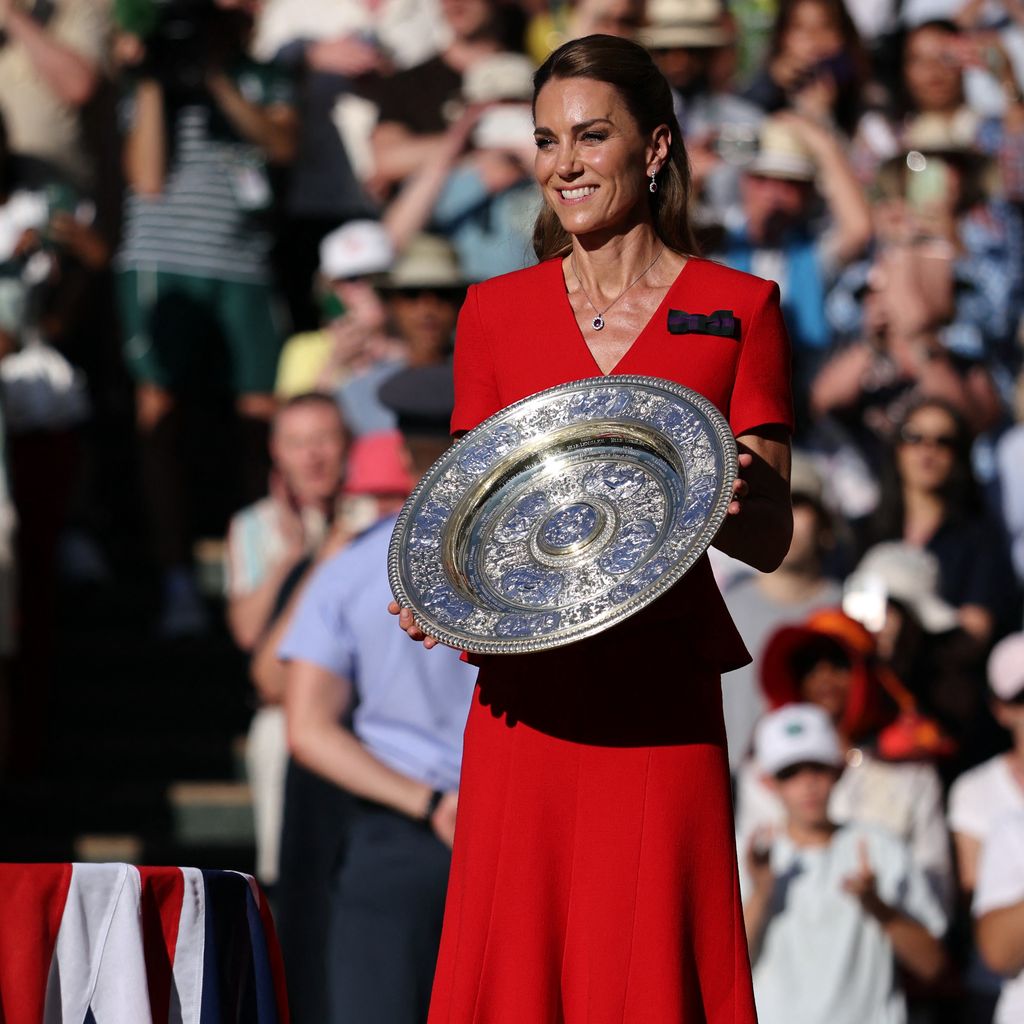 Prinzessin Kate mit der Venus Rosewater Dish nach Linda Noskovas Finalsieg gegen Karolina Muchova in Wimbledon 2026