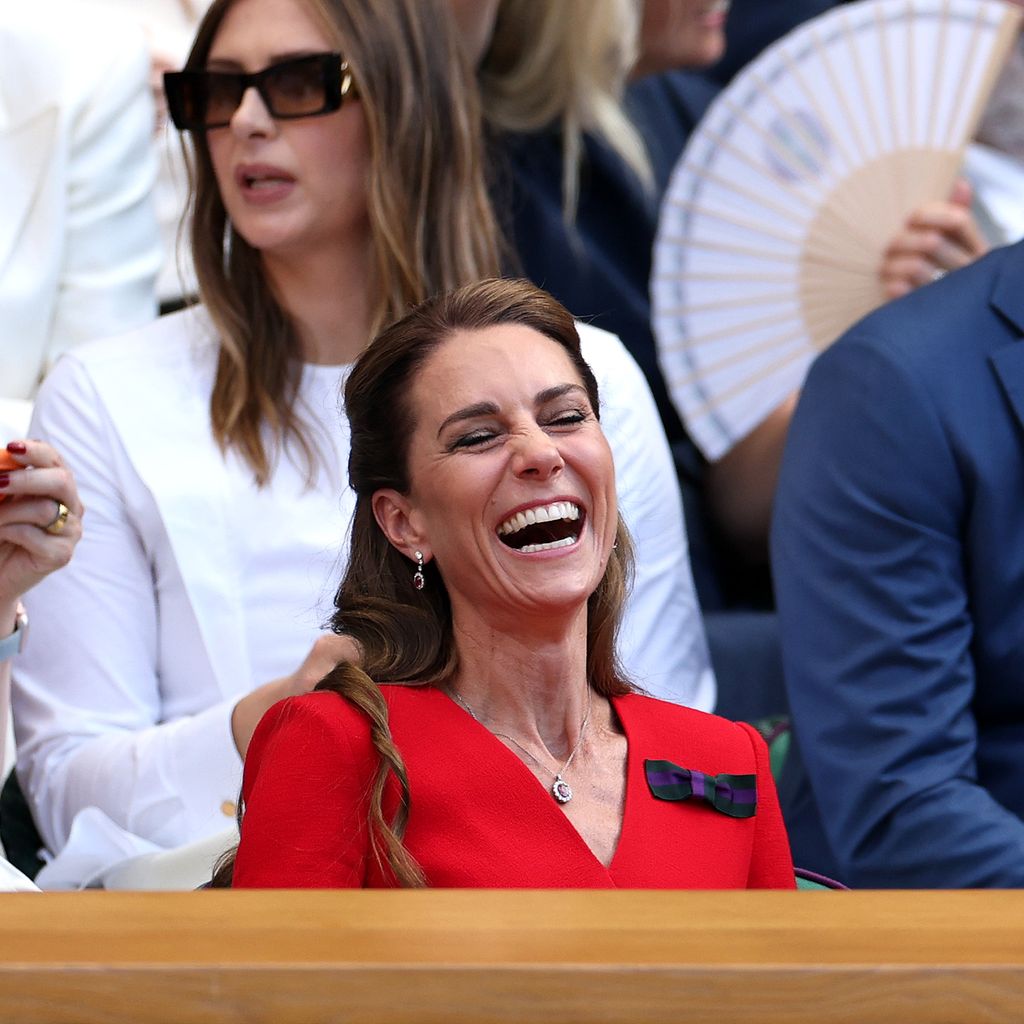 Prinzessin Kate und Deborah Jevans lachen im Royal Box bei Wimbledon 2026