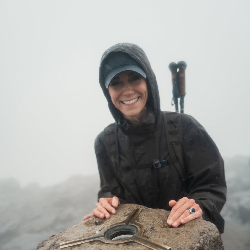 Prinzessin Kate steht in Wanderkleidung auf dem Gipfel des Ben Nevis