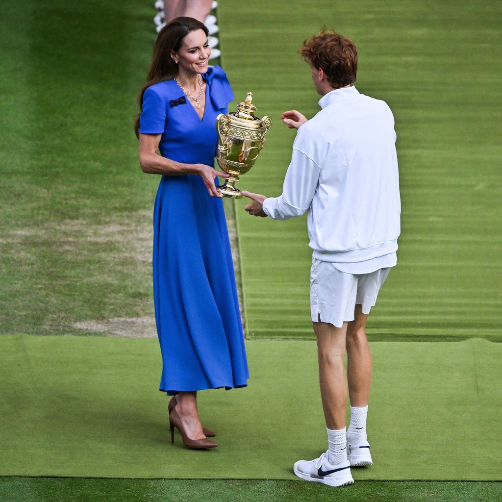 Prinzessin Kate überreicht Wimbledon-Sieger Jannik Sinner die Gentlemen's Singles Trophy