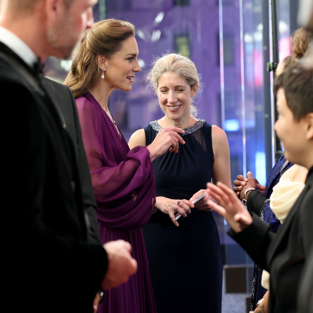 Prinzessin Kate und Claire Tavernier im Gespräch mit Gästen bei der Weltpremiere von "Digger" und der Royal Film Performance in London