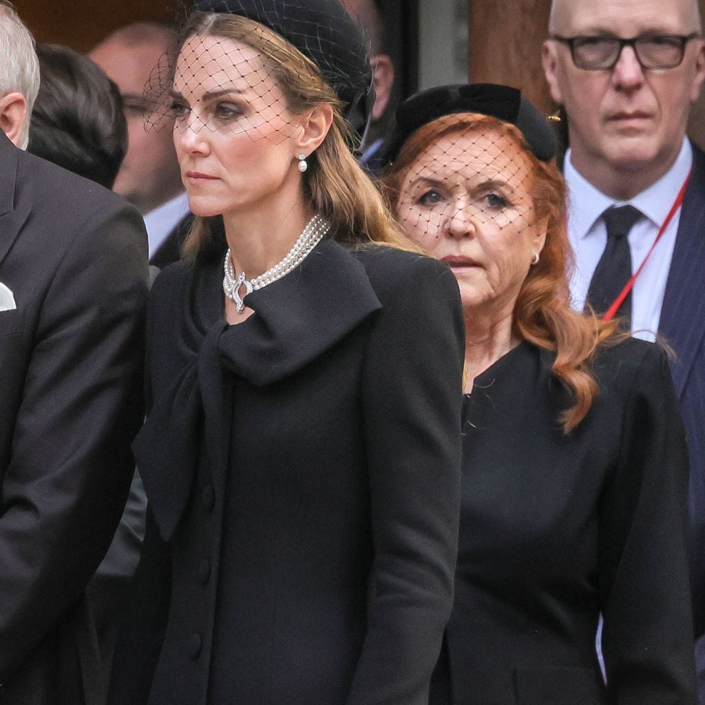 Prinzessin Kate und Sarah Ferguson verlassen mit anderen Mitgliedern der Royal Family nach dem Requiem die Westminster Cathedral in London